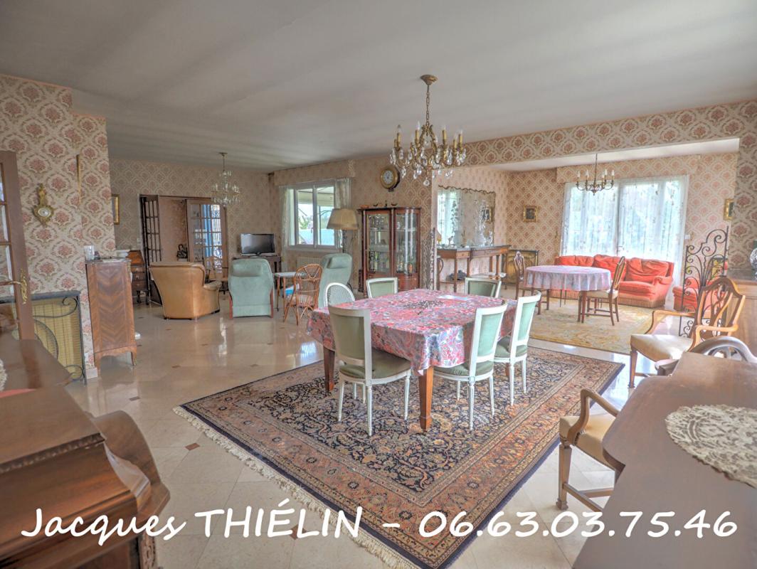 LONGUE-JUMELLES Au coeur de Longué-Jumelles volumes remarquables et parc arboré pour cette propriété d'exception 5