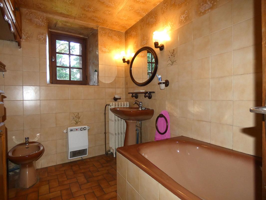 HAUTEFORT Maison 120 m2 / 4 chambres / sous-sol / cour / terrain 1500m² 10