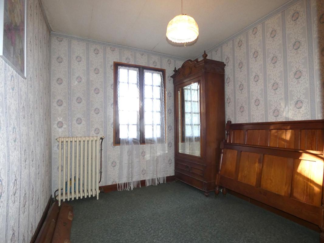 HAUTEFORT Maison 120 m2 / 4 chambres / sous-sol / cour / terrain 1500m² 12