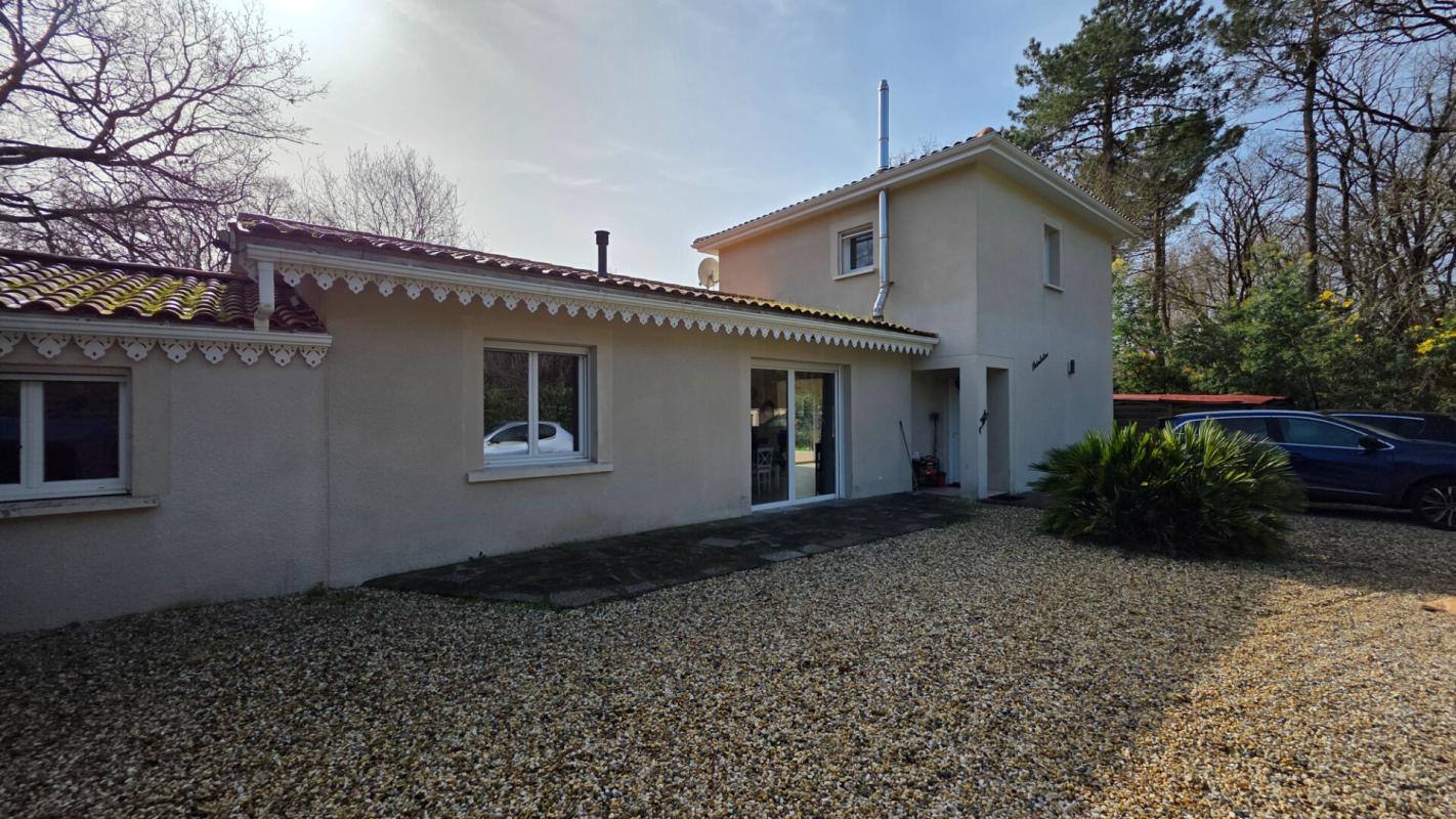 SOULAC-SUR-MER Maison 8 pièces de 160 m²  Terrain 1127 m²  Au calme, lisière de forêt 14