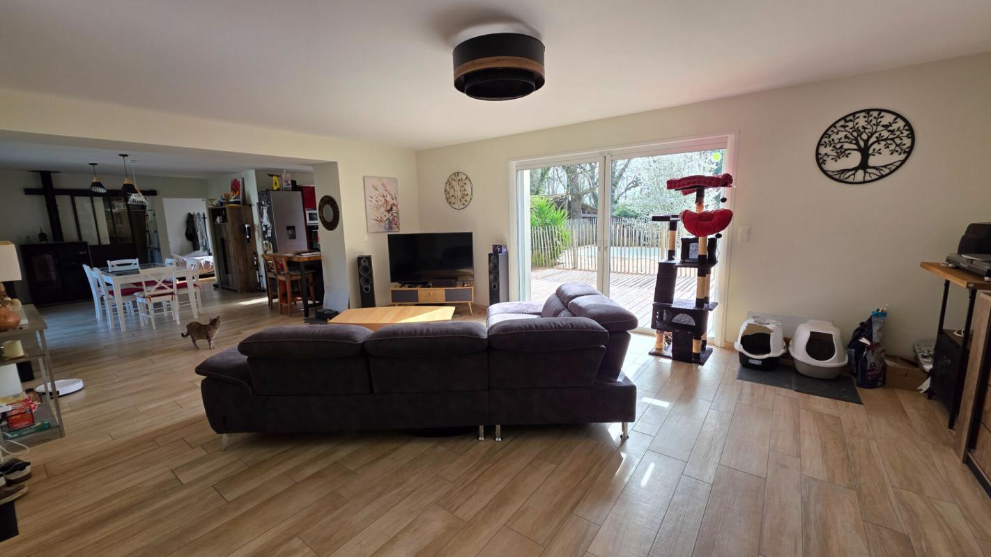 SOULAC-SUR-MER Maison 8 pièces de 160 m²  Terrain 1127 m²  Au calme, lisière de forêt 5