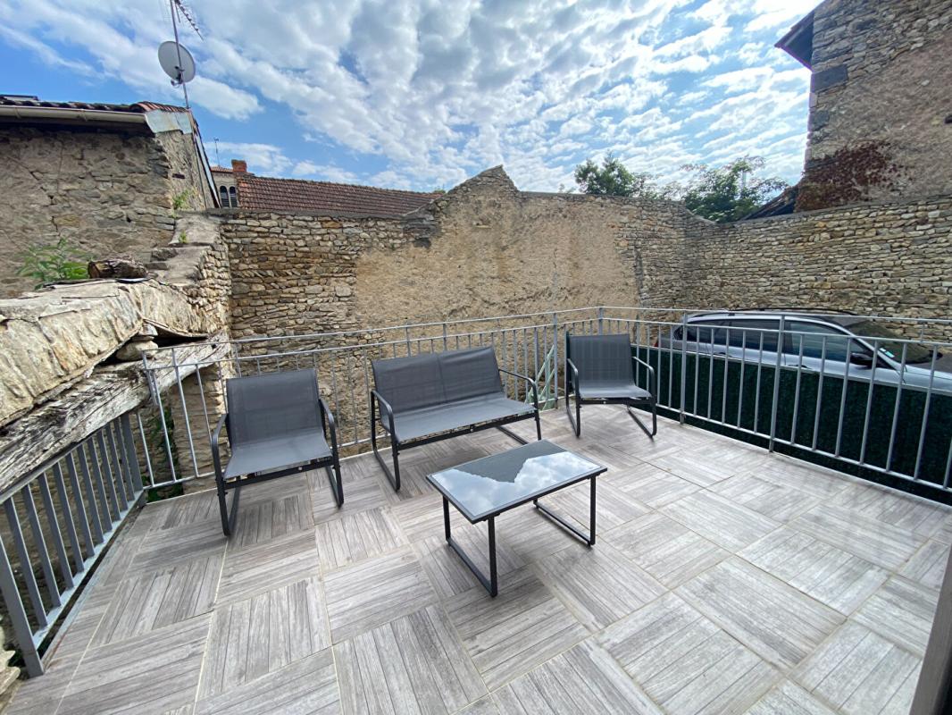 ARTONNE Maison avec  cour et stationnement 2