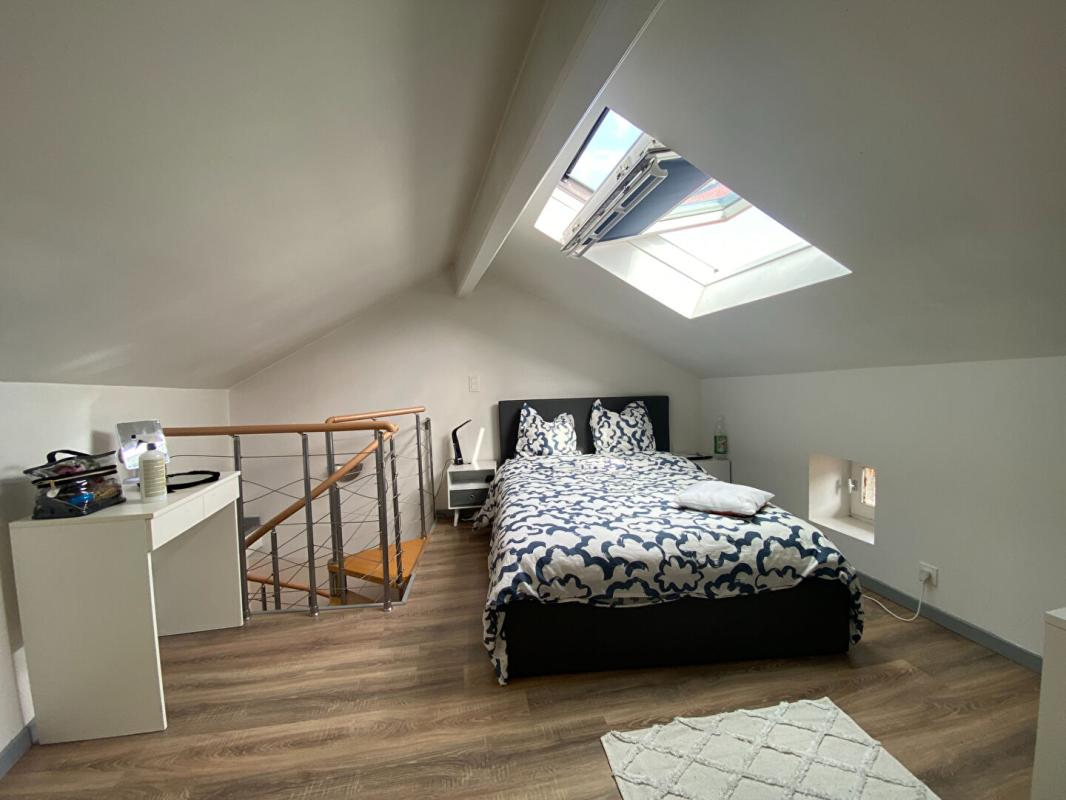 ARTONNE Maison avec  cour et stationnement 8