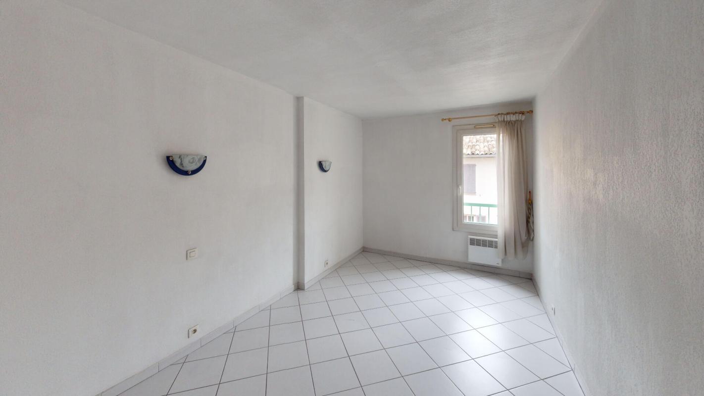 LE MUY Rare au Muy : T3 lumineux avec terrasse, ascenseur dans résidence avec parking en plein centre-ville ! 4