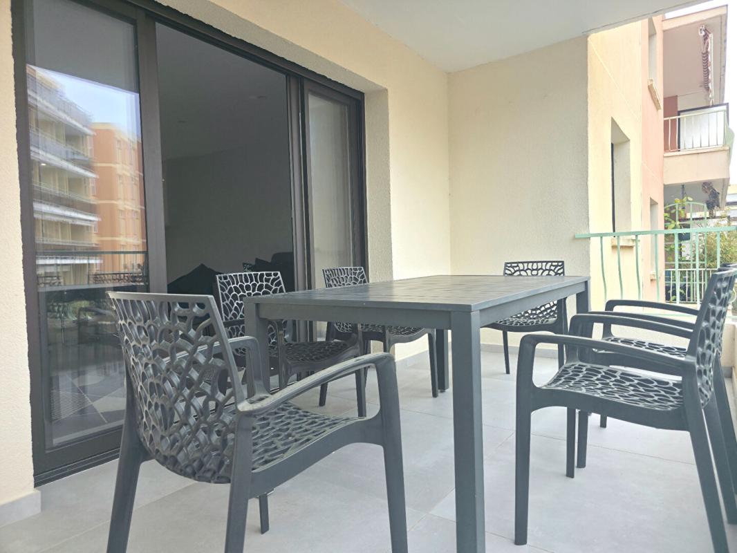 CAVALAIRE-SUR-MER APPARTEMENT 70M2 EN T3 À Cavalaire-sur-Mer Charmant T3 entièrement rénové avec terrasse, piscine et parking 10