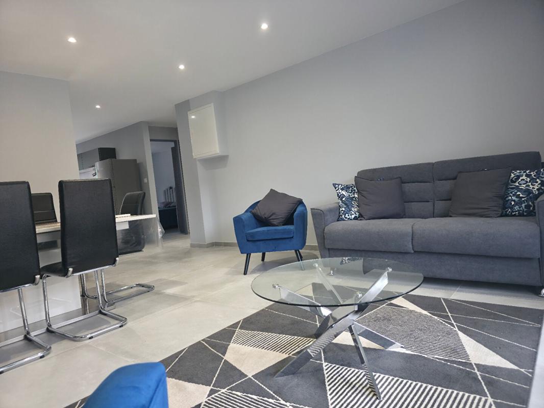 CAVALAIRE-SUR-MER APPARTEMENT 70M2 EN T3 À Cavalaire-sur-Mer Charmant T3 entièrement rénové avec terrasse, piscine et parking 4