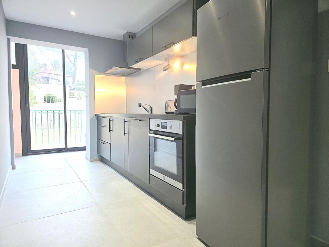 CAVALAIRE-SUR-MER APPARTEMENT 70M2 EN T3 À Cavalaire-sur-Mer Charmant T3 entièrement rénové avec terrasse, piscine et parking 5