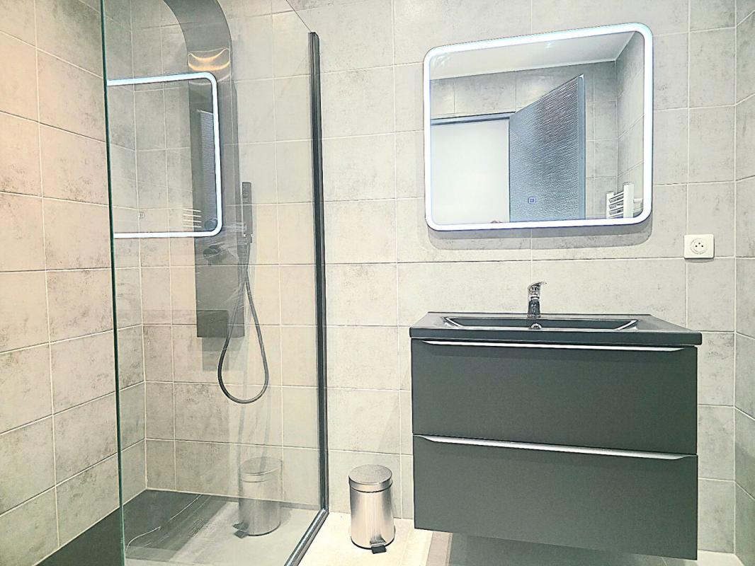 CAVALAIRE-SUR-MER APPARTEMENT 70M2 EN T3 À Cavalaire-sur-Mer Charmant T3 entièrement rénové avec terrasse, piscine et parking 7