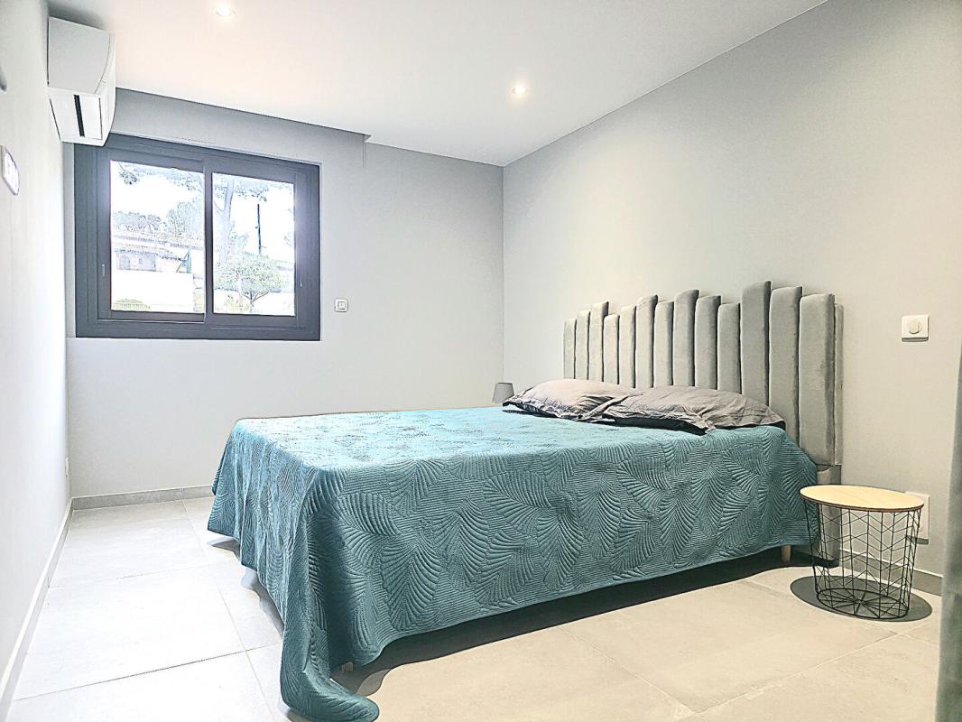 CAVALAIRE-SUR-MER APPARTEMENT 70M2 EN T3 À Cavalaire-sur-Mer Charmant T3 entièrement rénové avec terrasse, piscine et parking 9