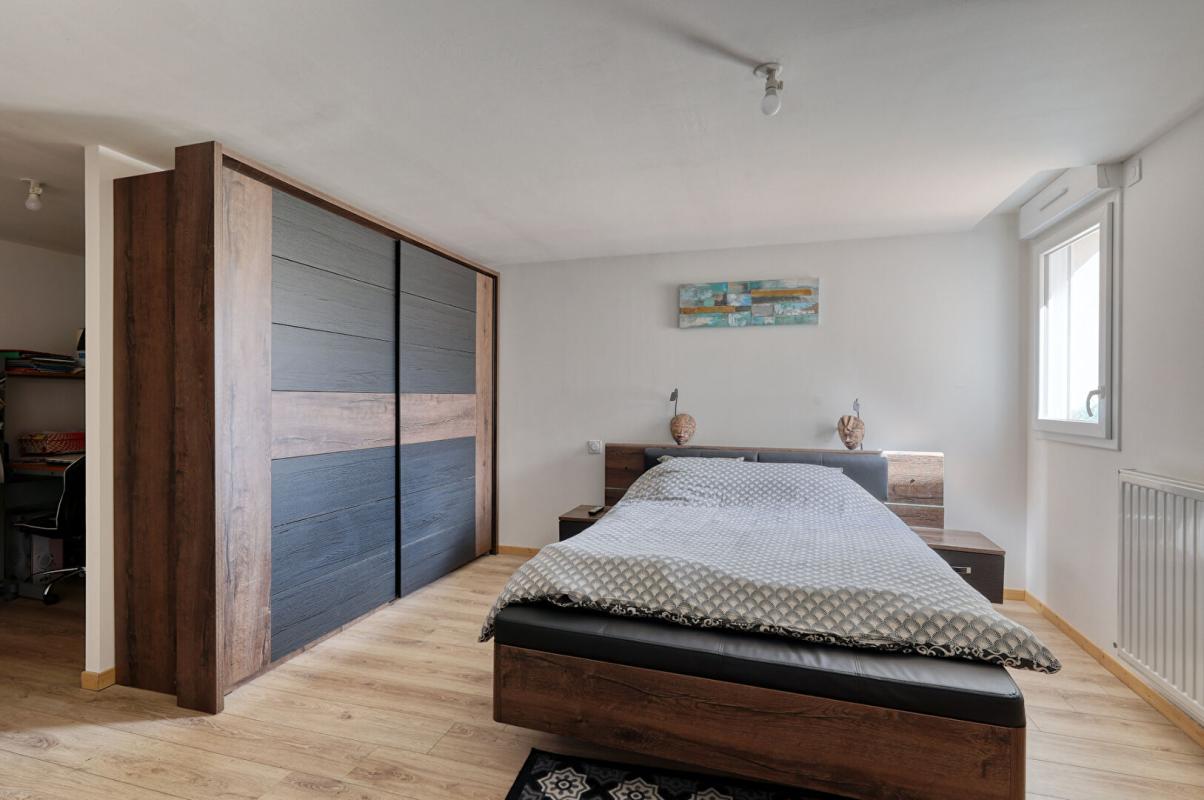 MONTAIGU Maison familiale 6 pièces  avec piscine  à La Guyonnière 16