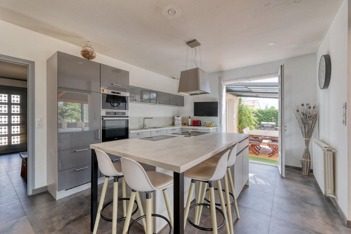 MONTAIGU Maison familiale 6 pièces  avec piscine  à La Guyonnière 7