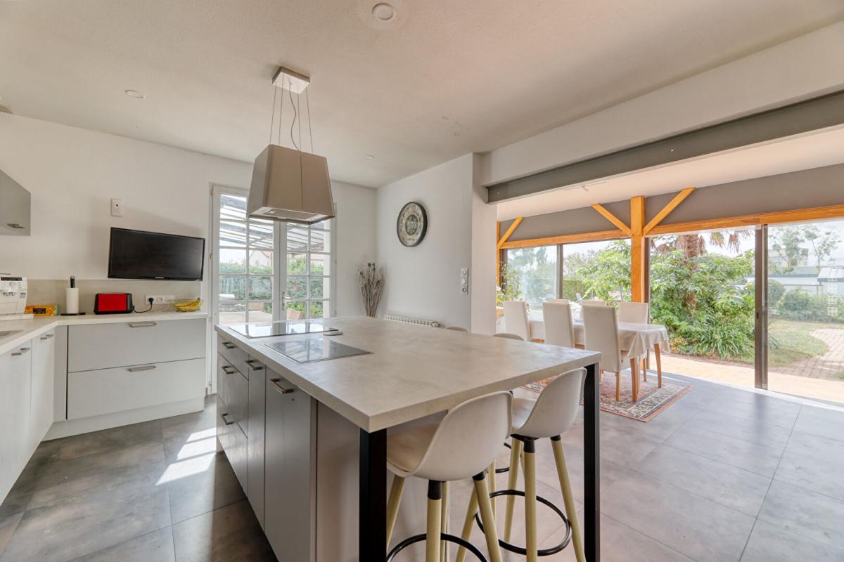 MONTAIGU Maison familiale 6 pièces  avec piscine  à La Guyonnière 8