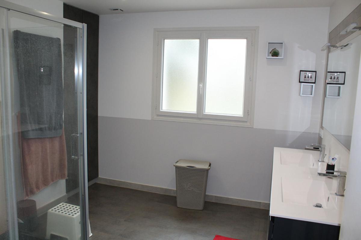 TRELISSAC Maison traditionnelle périgourdine, type 9, double garage, piscine couverte, sur un terrain de 1102 m² 9