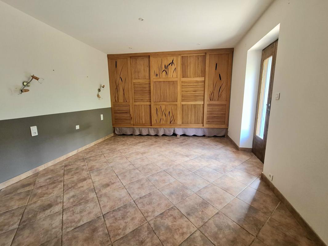 LES SALLES-DU-GARDON Mas en pierre Cévennes + 9,4 ha terrain - source - panneaux solaires - dépendance 10