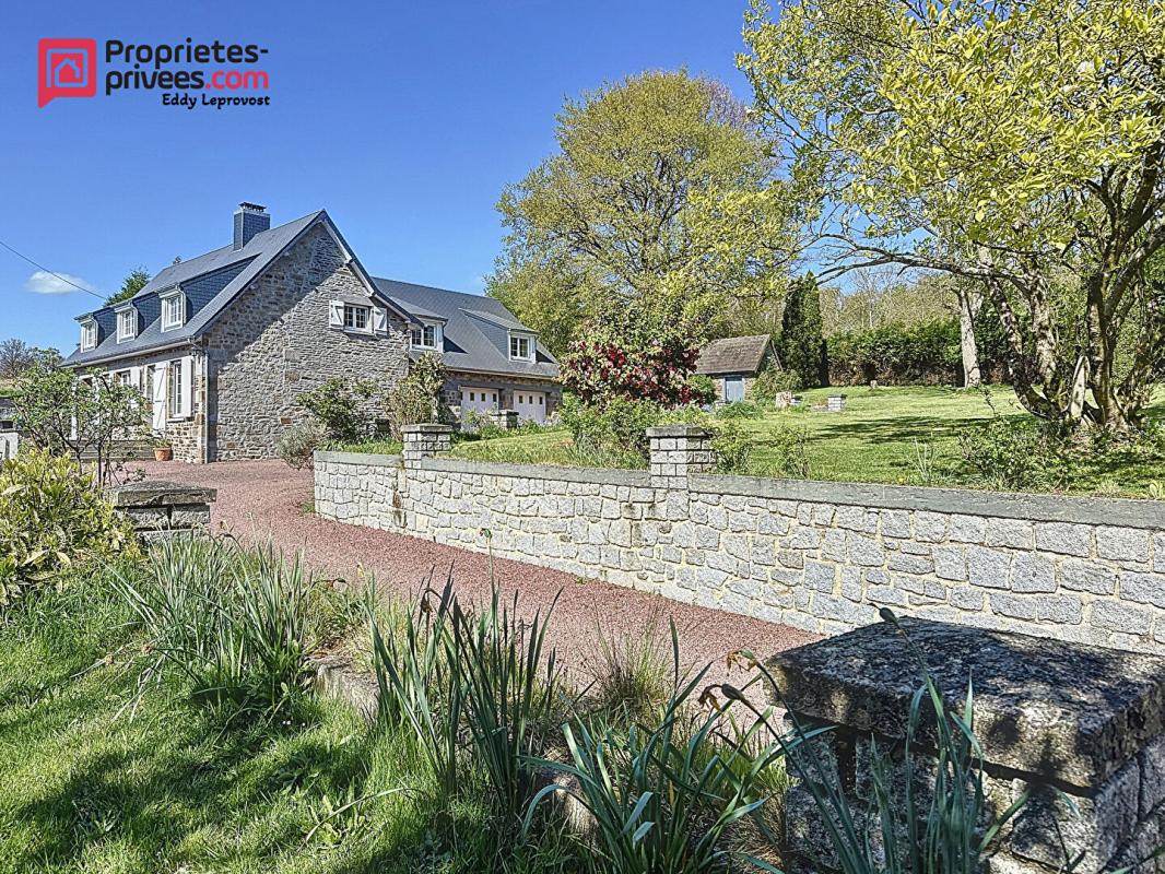 PERRIERS-EN-BEAUFICEL Splendide propriété de 197m² 2