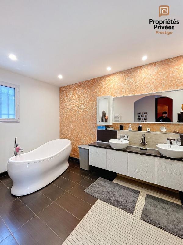 SAINT-MAXIMIN-LA-SAINTE-BAUME ÉLÉGANTE VILLA 260 m² avec piscine, jacuzzi terrain 5 000 m² Saint-Maximin 83470 13