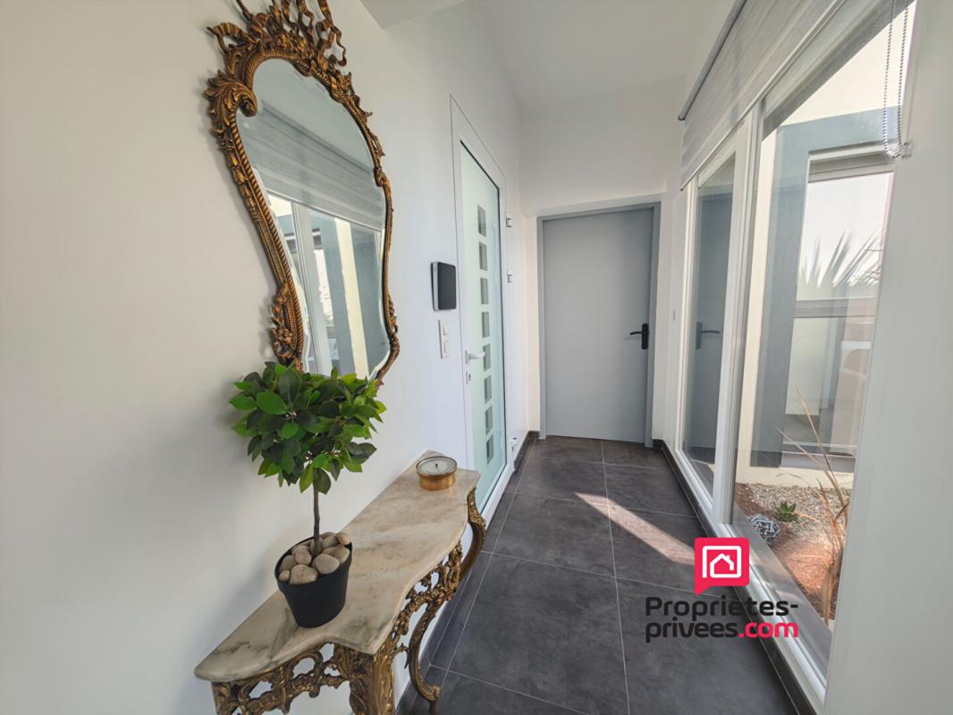 FREJUS Villa contemporaine 220 m2- PISCINE- 3 appartements possibles!- PIECE INSONORISEE 12