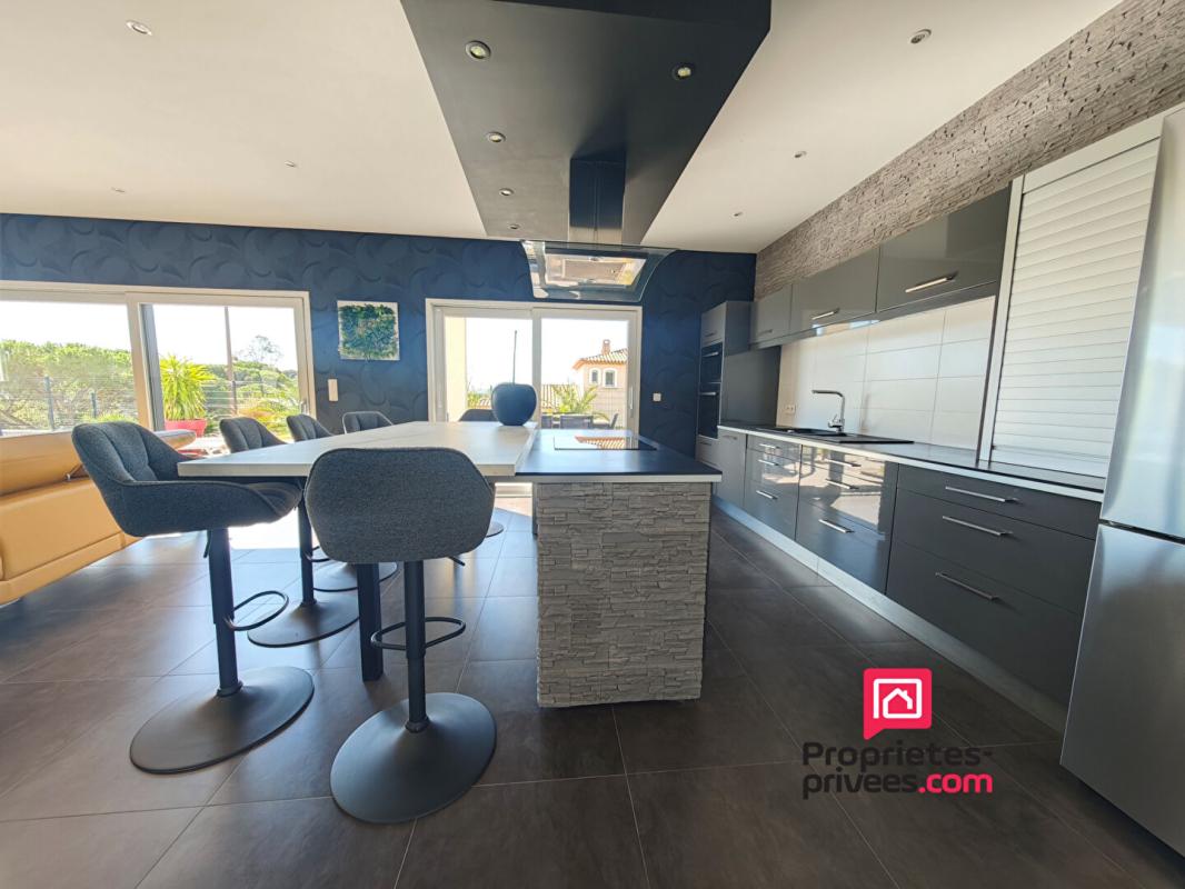 FREJUS Villa contemporaine 220 m2- PISCINE- 3 appartements possibles!- PIECE INSONORISEE 7
