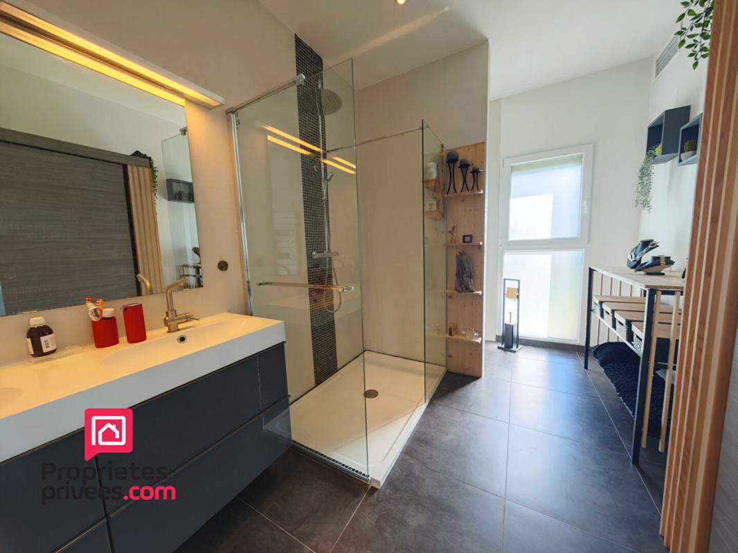 FREJUS Villa contemporaine 220 m2- PISCINE- 3 appartements possibles!- PIECE INSONORISEE 9