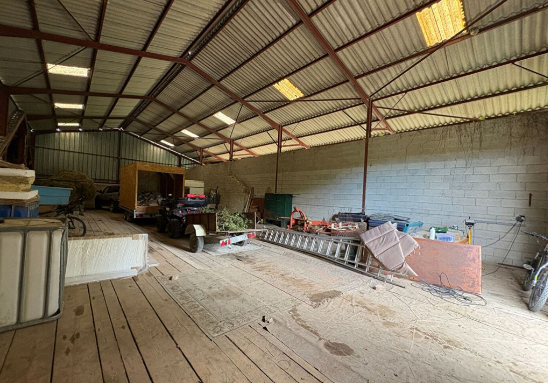 LEGNA Propriété jurassienne, 245m2 de surface habitable et 4 Ha de terrain attenant 12