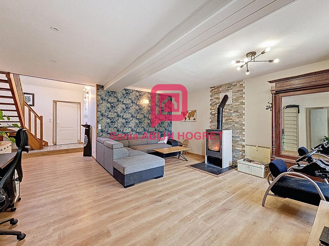 SAINT-QUENTIN-LES-ANGES Maison 4 chambres dépendance et grand terrain 1