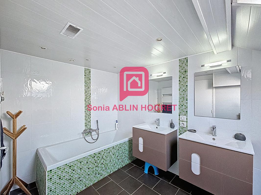 SAINT-QUENTIN-LES-ANGES Maison 4 chambres dépendance et grand terrain 8