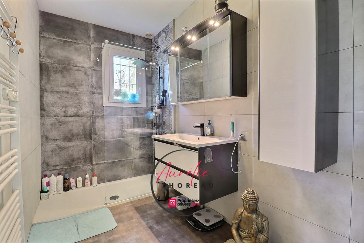 ASCHERES-LE-MARCHE Maison sur sous sol, terrain clos, 4 chambres 9