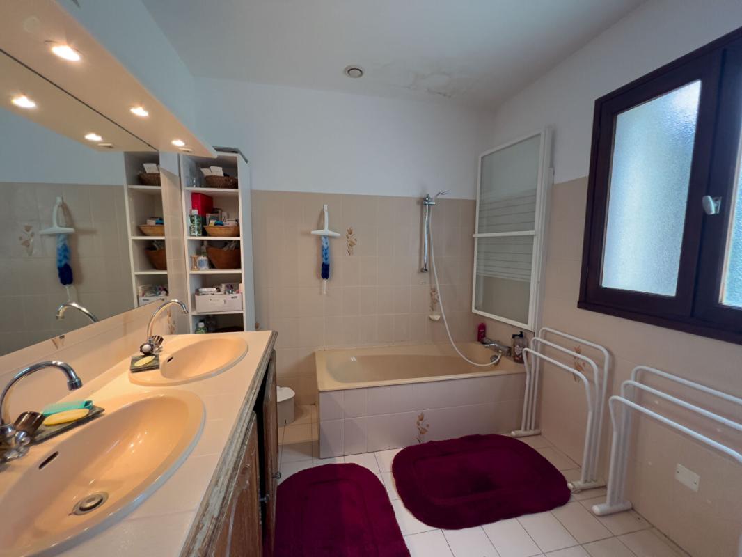 VOEUIL-ET-GIGET Maison avec piscine Voeuil Et Giget 5 pièce(s) 135 m2 7