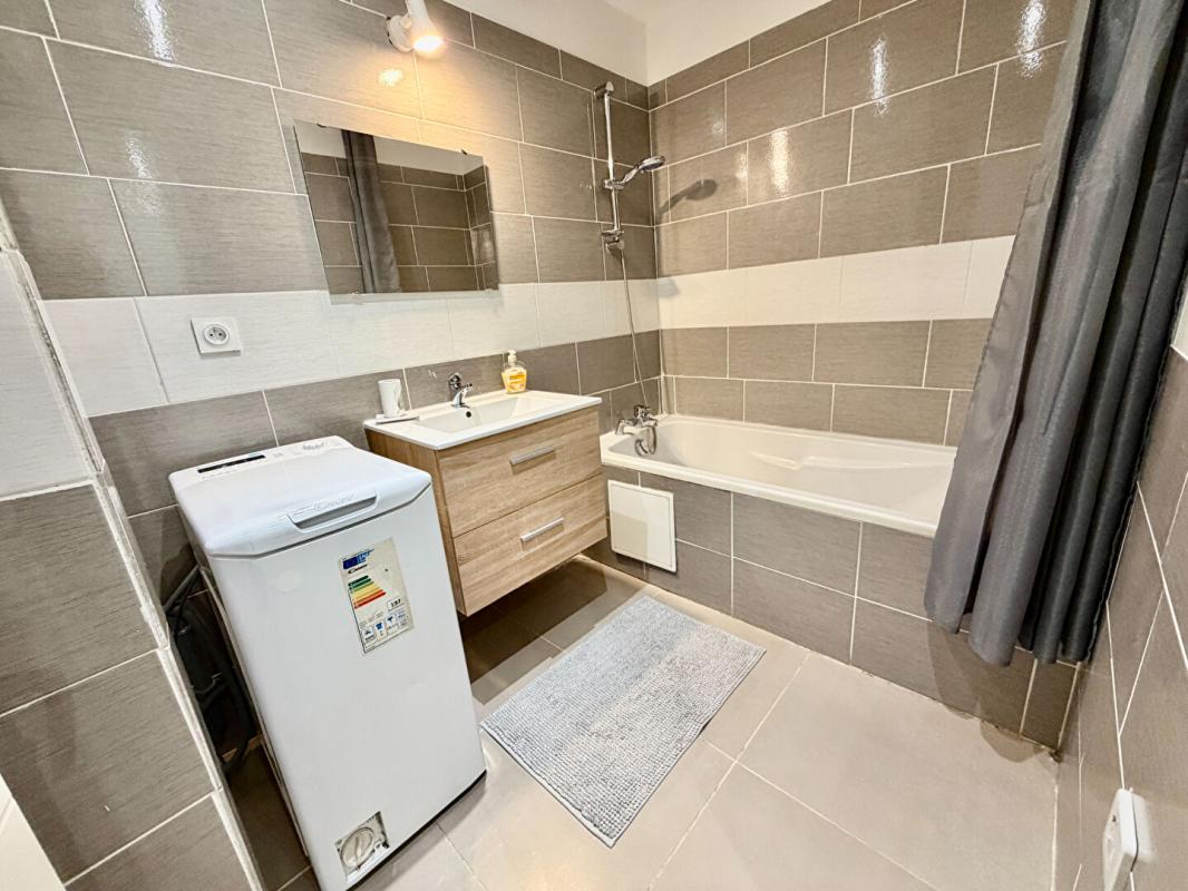 DECINES-CHARPIEU Appartement Decines Charpieu 2 pièce(s) 6