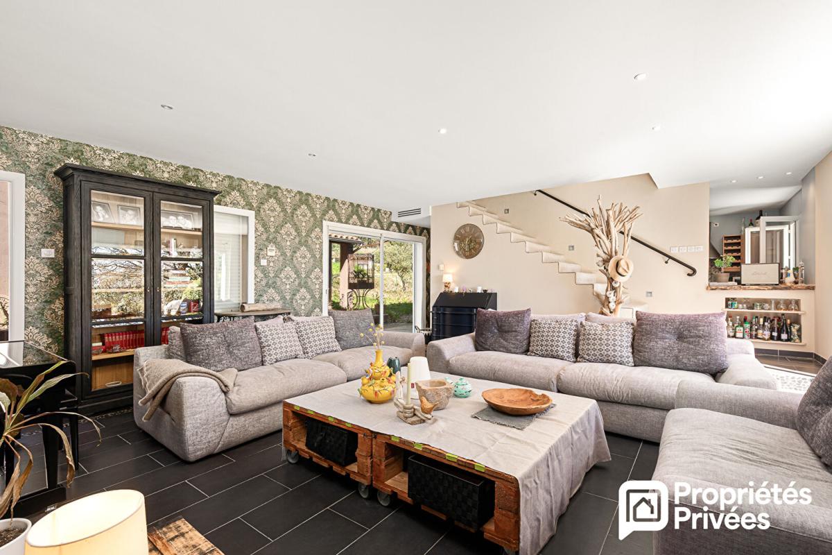 CALLIAN Villa avec piscine, dépendance et vue dégagée 11