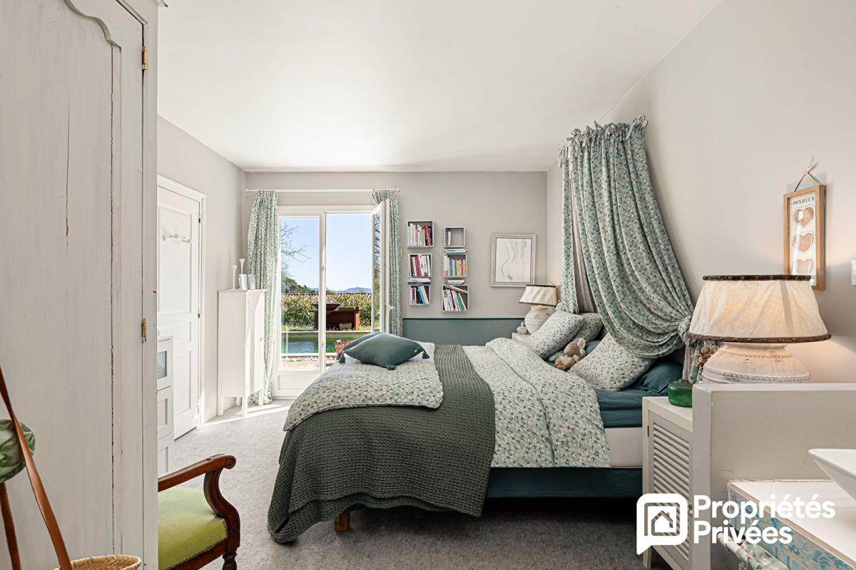 CALLIAN Villa avec piscine, dépendance et vue dégagée 9