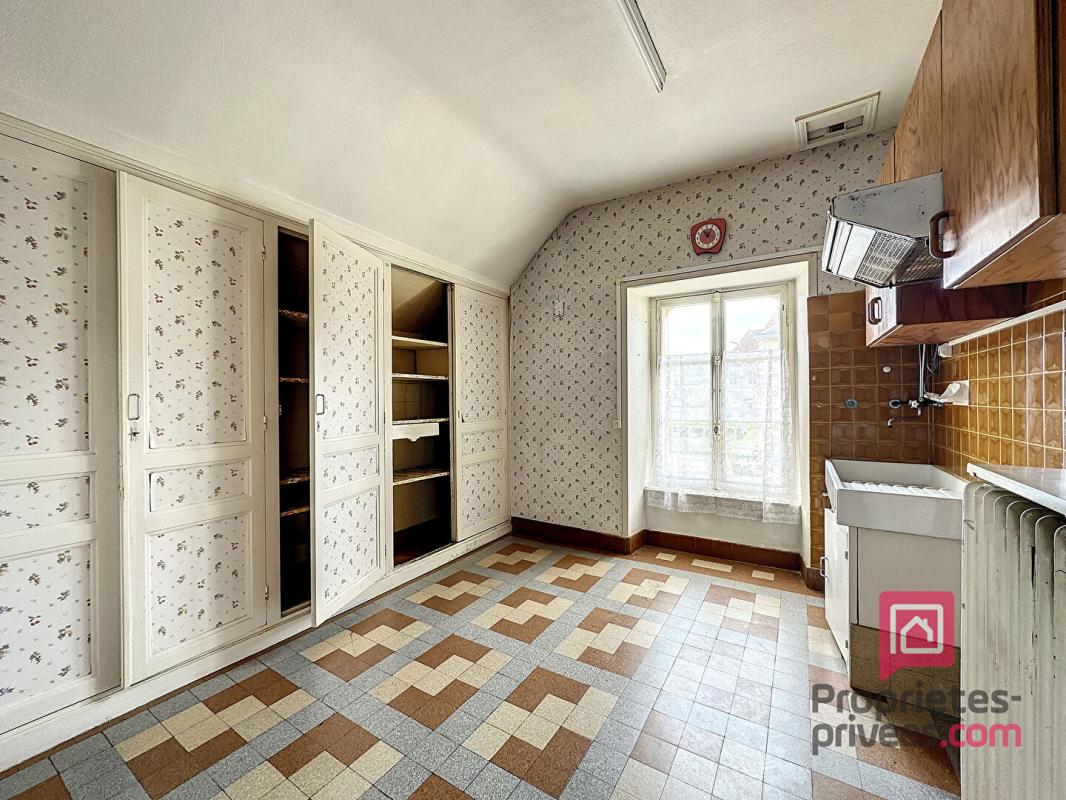 AVALLON Maison de ville à rénover avec garage AVALLON 5