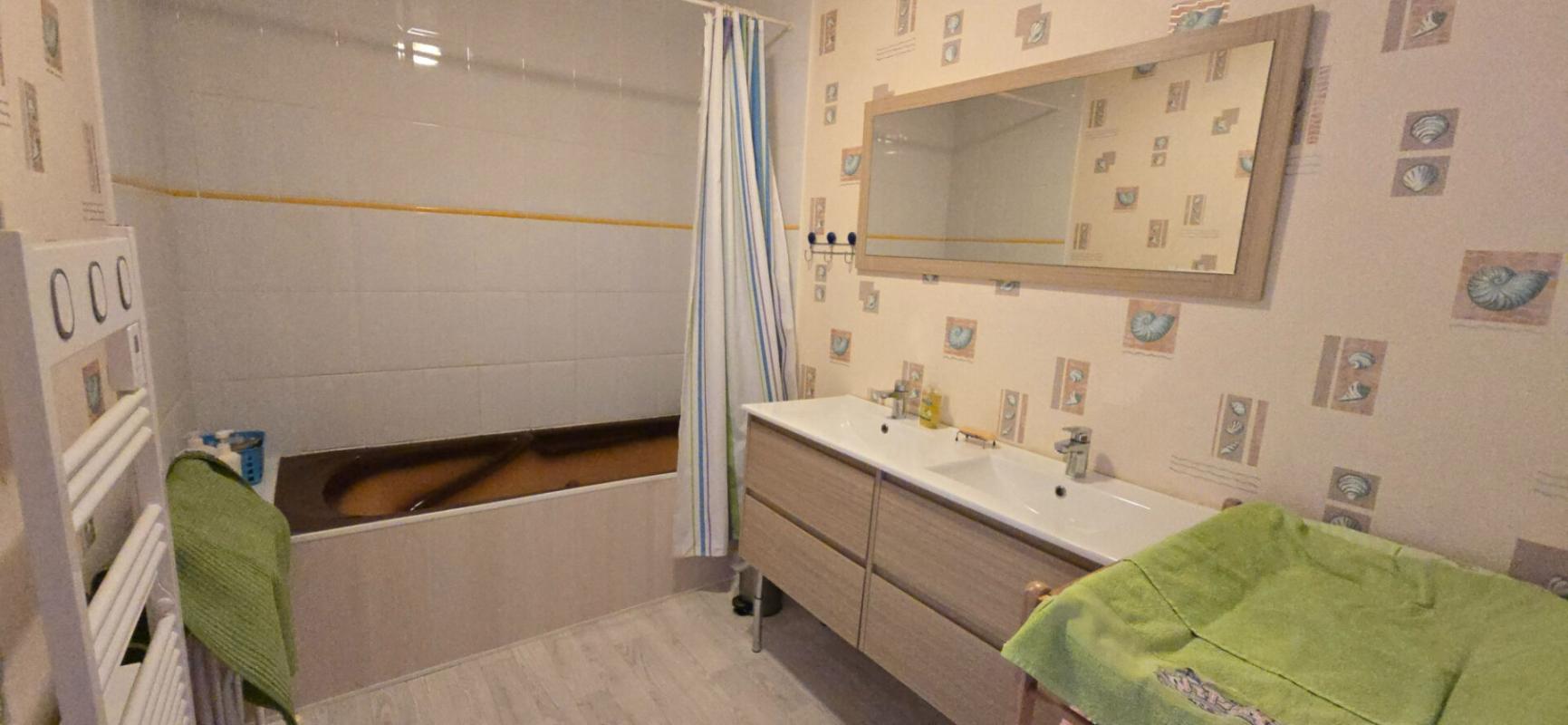 TRELISSAC Maison individuelle 5 chambres, avec piscine, sur un terrain de 2791 m² 16