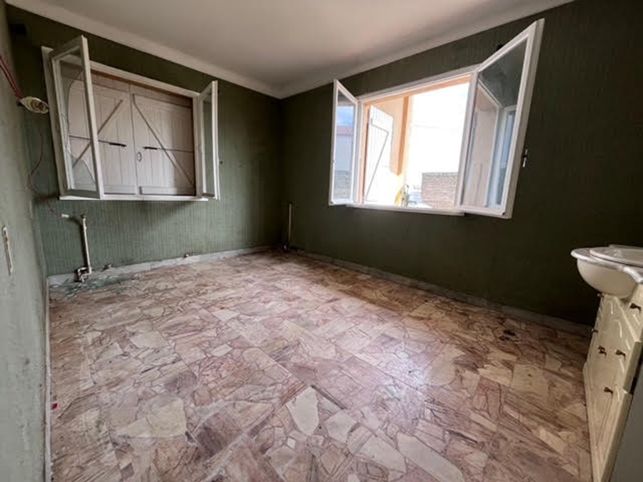 RIVESALTES RARE !!!!! Grande maison familiale de 300 m² avec travaux sur un terrain de 2 000 m² dont 600 m² de constructible 13