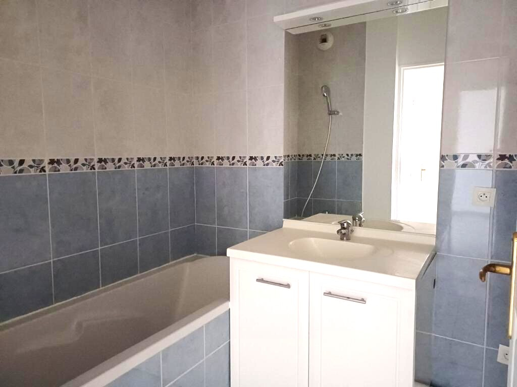 VENISSIEUX Grand T2 de  49 m2 en superbe état 7