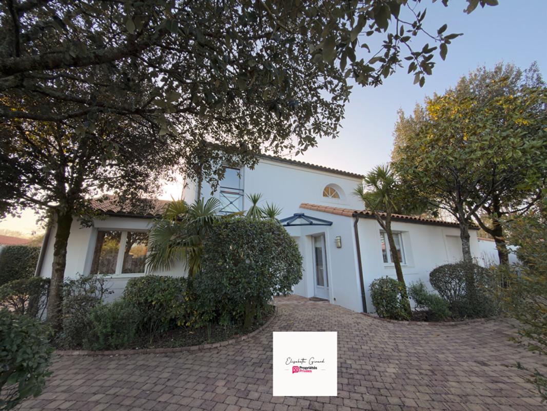 CHALLANS CHALLANS -MAISON 3 CHAMBRES DE 205 M2 AVEC UN JARDIN ARBORÉ  - 1 BUREAU - 1 MEZZANINE À VENDRE 1