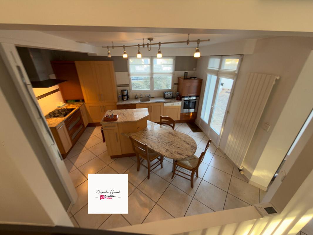 CHALLANS CHALLANS -MAISON 3 CHAMBRES DE 205 M2 AVEC UN JARDIN ARBORÉ  - 1 BUREAU - 1 MEZZANINE À VENDRE 10