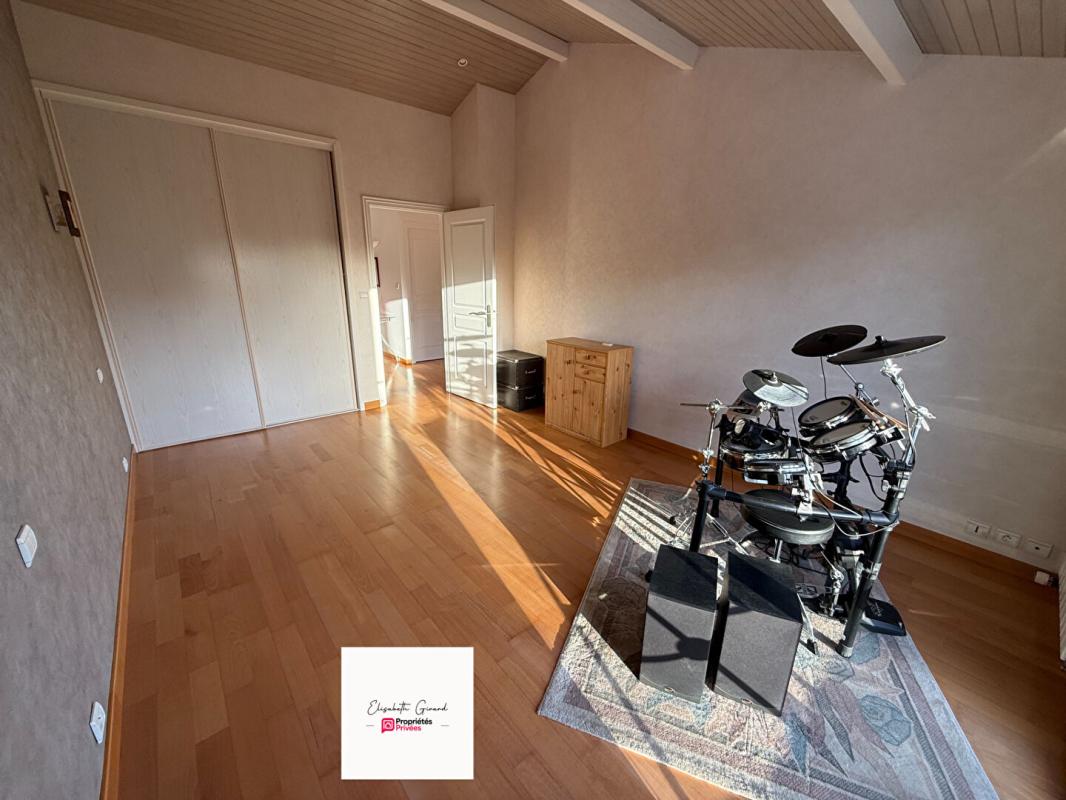 CHALLANS CHALLANS -MAISON 3 CHAMBRES DE 205 M2 AVEC UN JARDIN ARBORÉ  - 1 BUREAU - 1 MEZZANINE À VENDRE 15