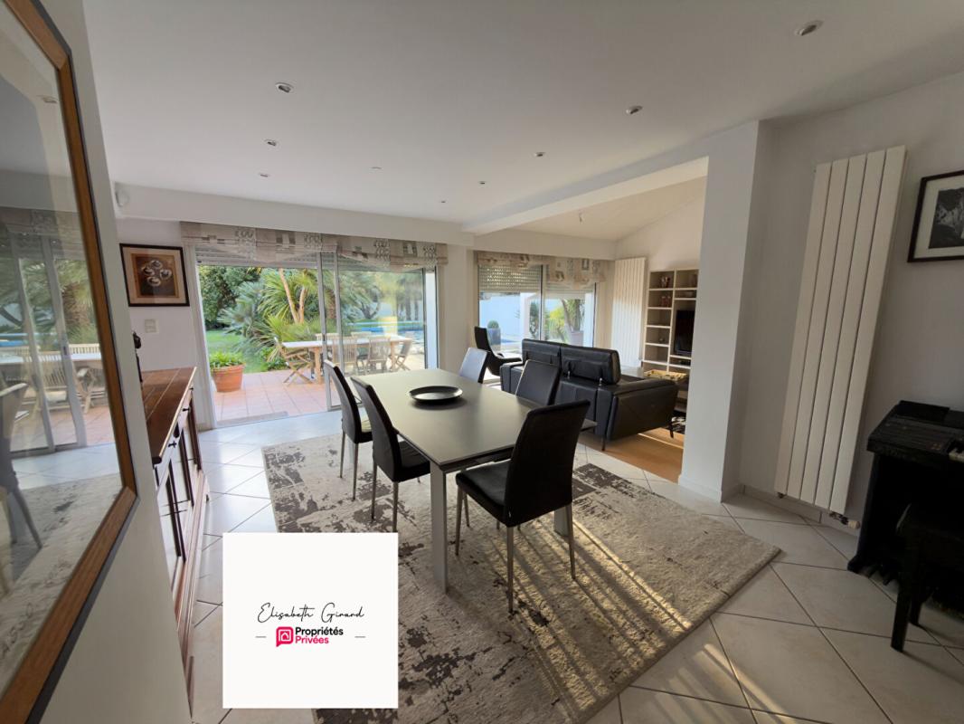 CHALLANS CHALLANS -MAISON 3 CHAMBRES DE 205 M2 AVEC UN JARDIN ARBORÉ  - 1 BUREAU - 1 MEZZANINE À VENDRE 3