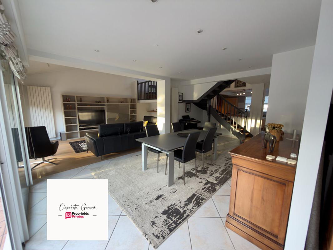 CHALLANS CHALLANS -MAISON 3 CHAMBRES DE 205 M2 AVEC UN JARDIN ARBORÉ  - 1 BUREAU - 1 MEZZANINE À VENDRE 5