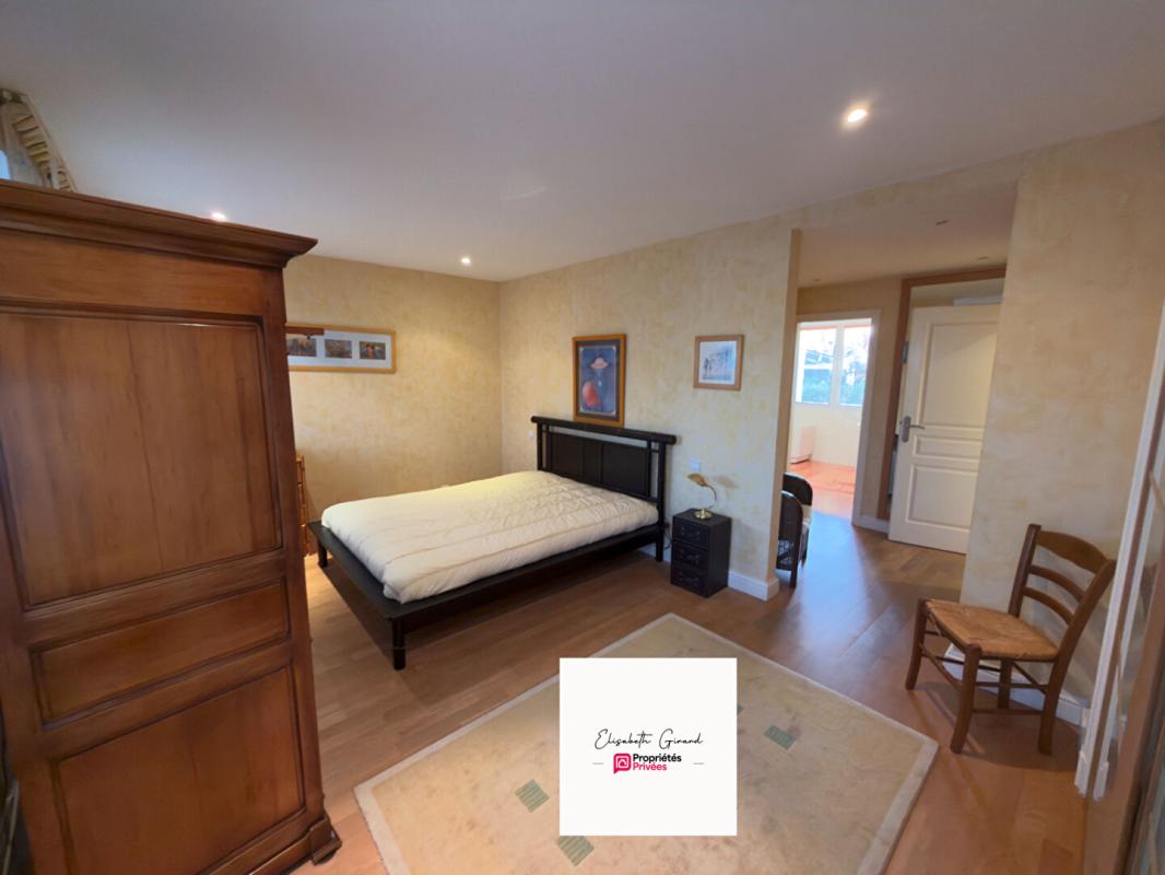 CHALLANS CHALLANS -MAISON 3 CHAMBRES DE 205 M2 AVEC UN JARDIN ARBORÉ  - 1 BUREAU - 1 MEZZANINE À VENDRE 7