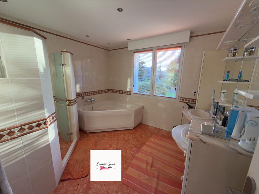 CHALLANS CHALLANS -MAISON 3 CHAMBRES DE 205 M2 AVEC UN JARDIN ARBORÉ  - 1 BUREAU - 1 MEZZANINE À VENDRE 9