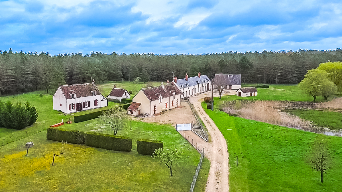 GIEVRES Maison Giévres 17 pièce(s) 372.44 m2 17