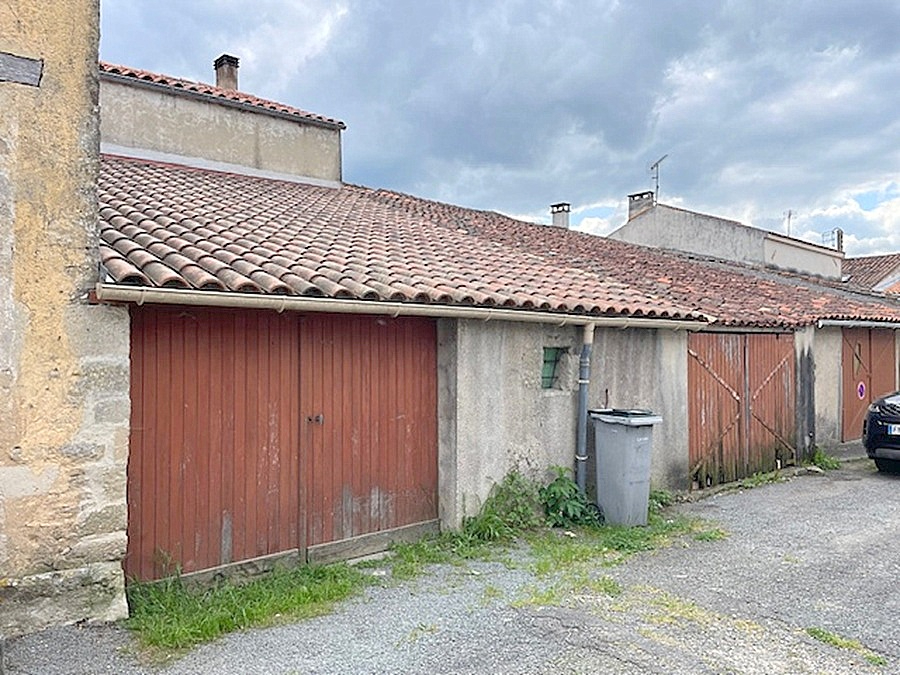 SURGERES Ensemble immobilier 2 logements loués avec garages et espaces extérieurs 6