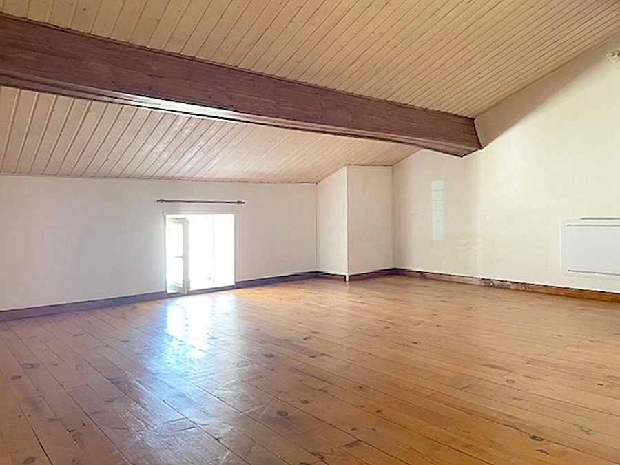 SURGERES Ensemble immobilier 2 logements loués avec garages et espaces extérieurs 7