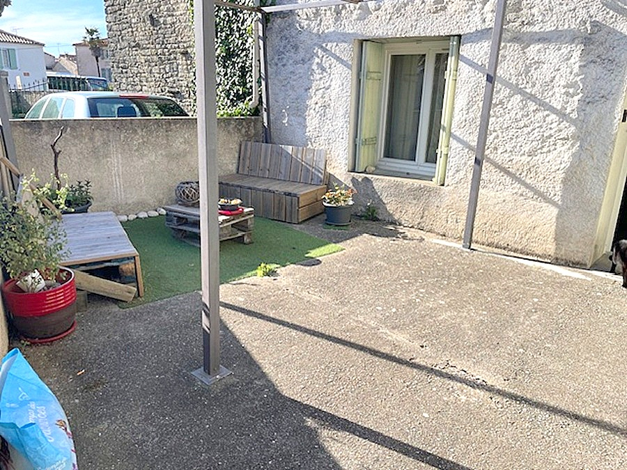 SURGERES Ensemble immobilier 2 logements loués avec garages et espaces extérieurs 8