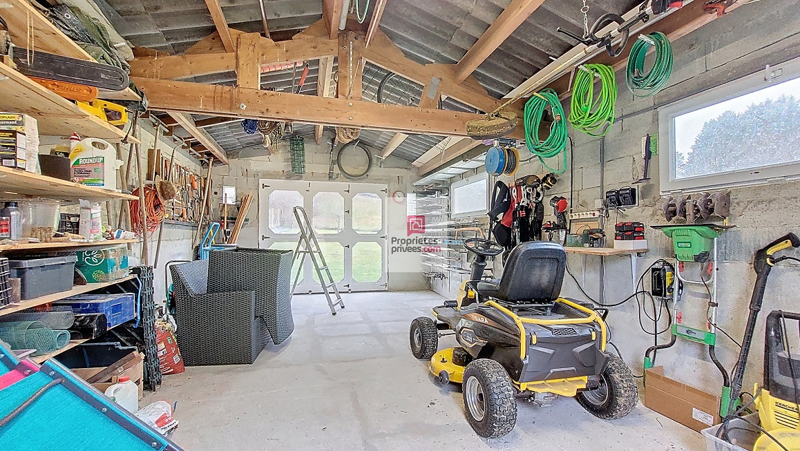 LA DOUZE Maison chaleureuse et facile à vivre! 2 cuisines. 4/5 chambres. 2 salles d 'eau.2 wc. Sous-sol. Garage. Piscine 11 X 6M. 2 Terrasses. Jardin clos de 2678 m2 17