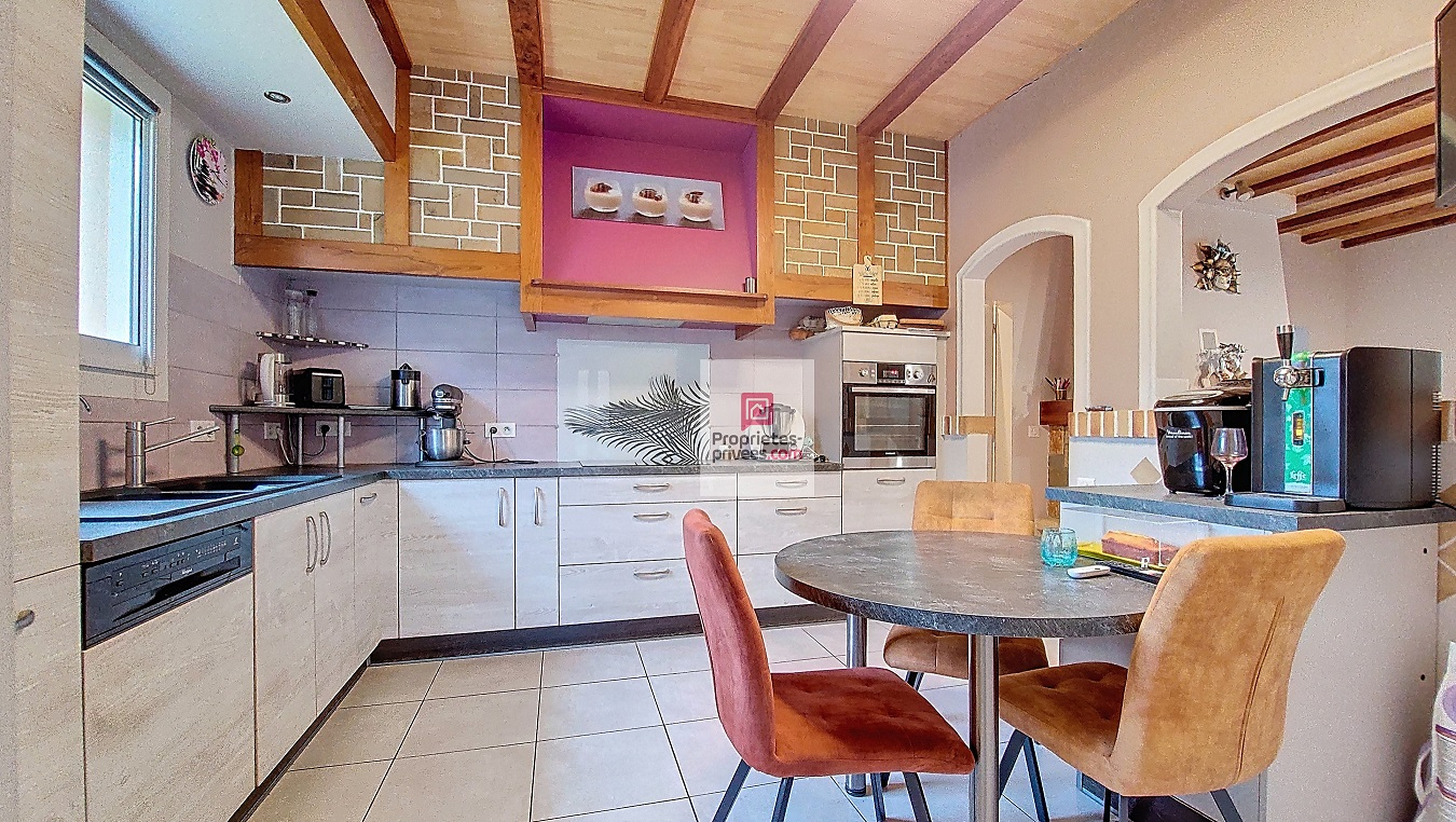 LA DOUZE Maison chaleureuse et facile à vivre! 2 cuisines. 4/5 chambres. 2 salles d 'eau.2 wc. Sous-sol. Garage. Piscine 11 X 6M. 2 Terrasses. Jardin clos de 2678 m2 7