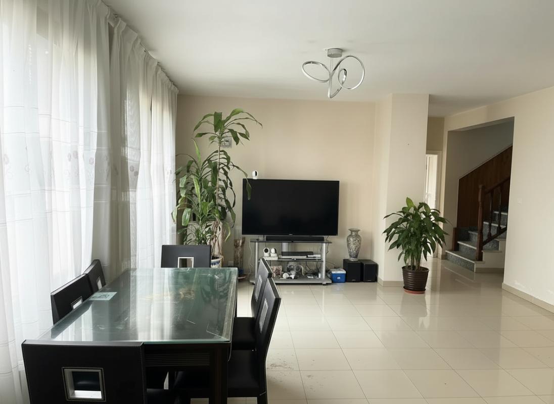 VITRY-SUR-SEINE maison familiale, située dans un environnement calme et sécurisé, au coeur d'un secteur pavillonnaire recherché. 130 m2 avec grand local/atelier  45 m2 1