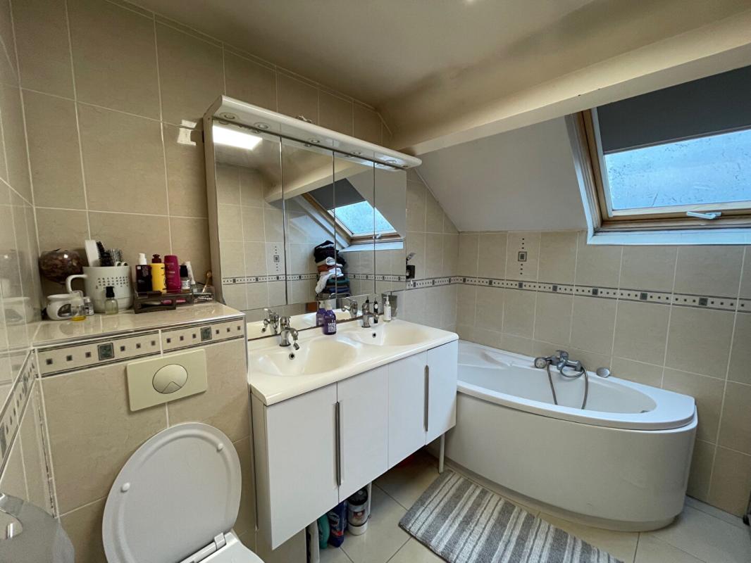 VITRY-SUR-SEINE maison familiale, située dans un environnement calme et sécurisé, au coeur d'un secteur pavillonnaire recherché. 130 m2 avec grand local/atelier  45 m2 10